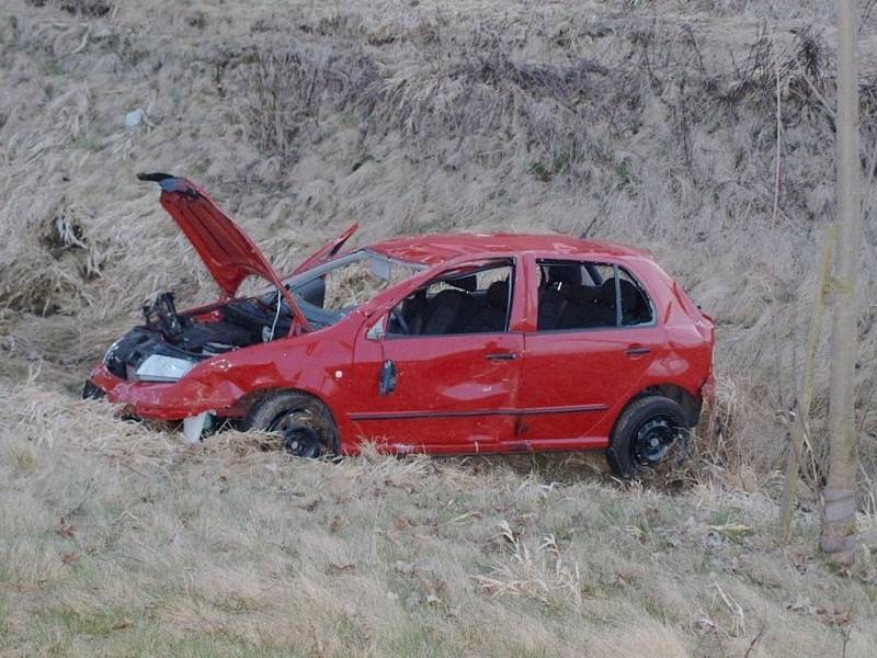 Páteční večerní nehoda u brodského prasečáku. Z místa odvezla záchranná služba dvě zraněné osoby do mariánskolázeňské nemocnice.