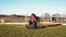 Paragliding je letecký sport. Provozují ho i na letišti v Erpužicích nedaleko Stříbra.