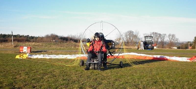 Paragliding je letecký sport. Provozují ho i na letišti v Erpužicích nedaleko Stříbra.