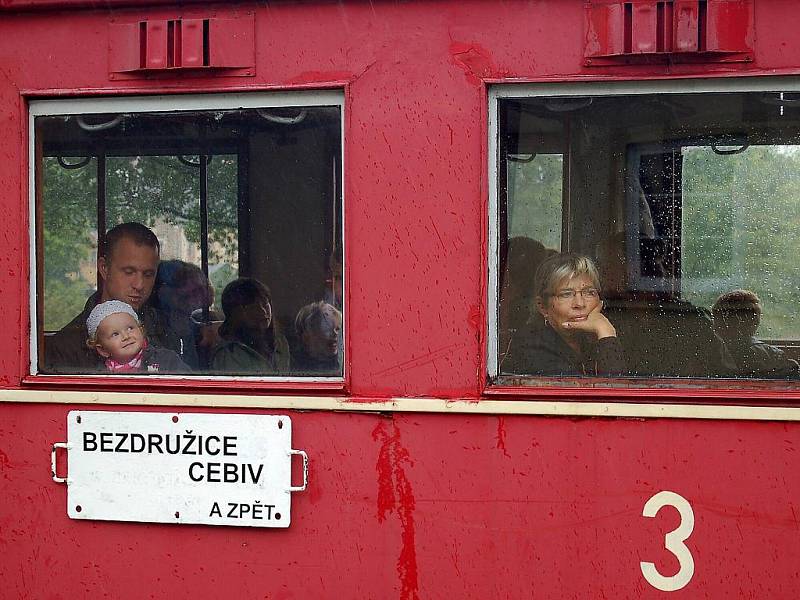 Nastupovat! Také v sobotu jezdil z Bezdružic do Kokašic a Cebivi historický vlak s parní lokomotivou.