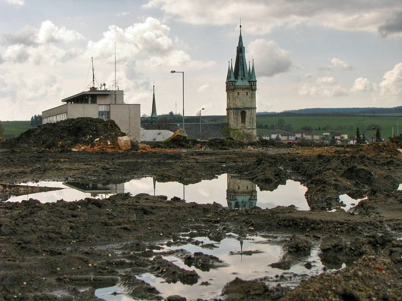 Sokolovna v Tachově v roce 2008, kdy došlo na demolici budovy.