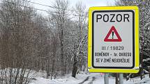 V zimě neudržovaný úsek silnice z Boněnova na Tachovsku do Bezvěrova na Chebsku.