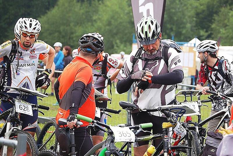 V Nové Vsi u Přimdy startoval Superior Bike Adventure, bodovací cyklistický závod dvojic.