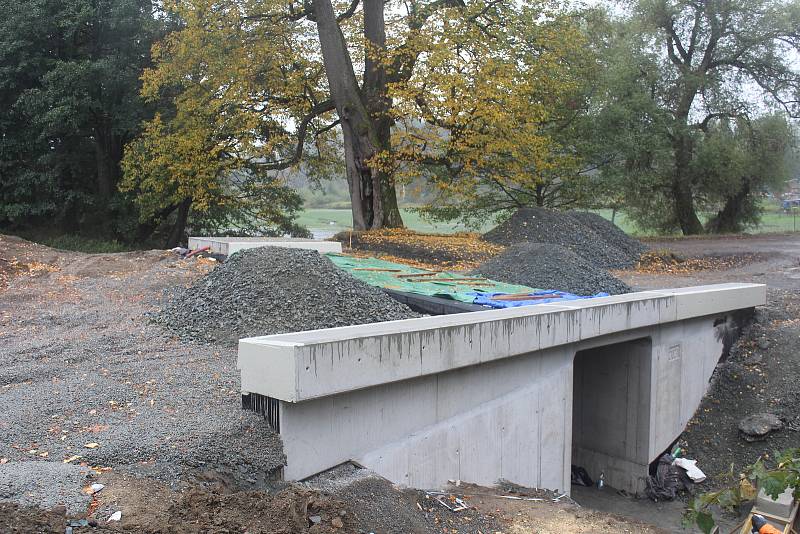 Mostek u hráze rybníku v Lesné je dokončen, teď se bude dělat nová silnice.