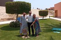 V hotelovém komplexu hotelu v Egyptě splnili rodiče Moniky Foltinové její poslední přání. Vysadili zde na její památku třešeň.