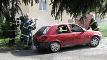 Dobrovolní hasiči z Chodové Plané likvidují požár osobního vozu.