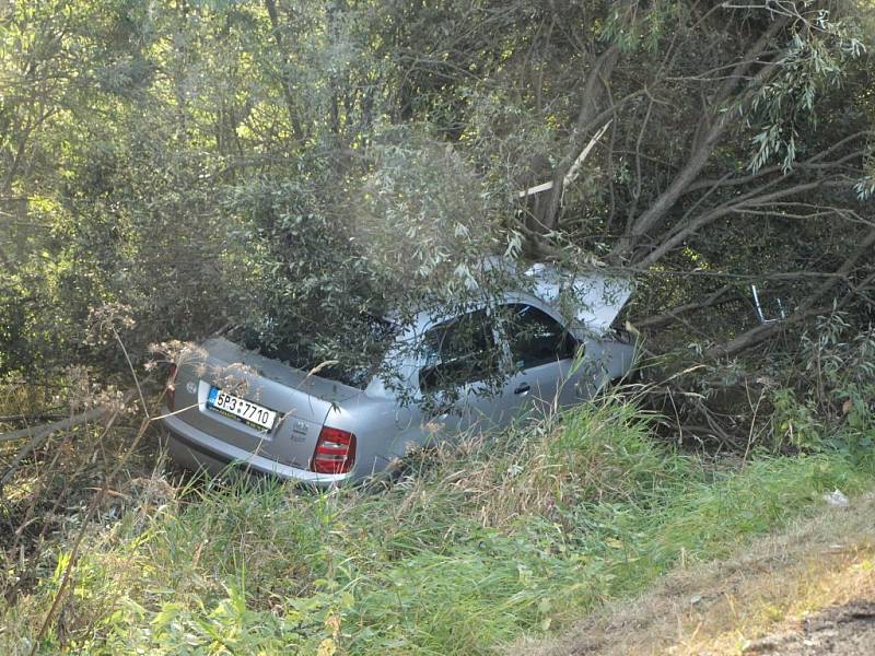 Řidič vyvázl z nehody jen s lehkým zraněním.