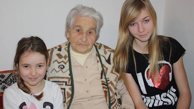 Olga Lipchavská, 94letá nejstarší obyvatelka Benešovic, se svými pravnučkami Šárkou (vpravo) a Evou (vlevo)