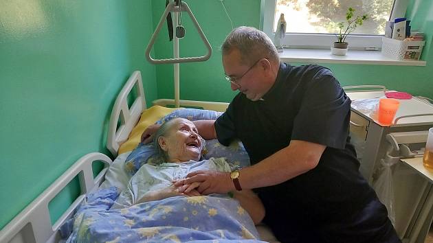 Farář Jiří Majkov dochází pravidelně za pacienty do Nemocnice následné péče Sv. Anny v Plané.