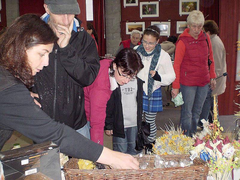 Farmářské trhy měly v sobotu v Tachově svou premiéru. Doprovázel je velký zájem veřejnosti