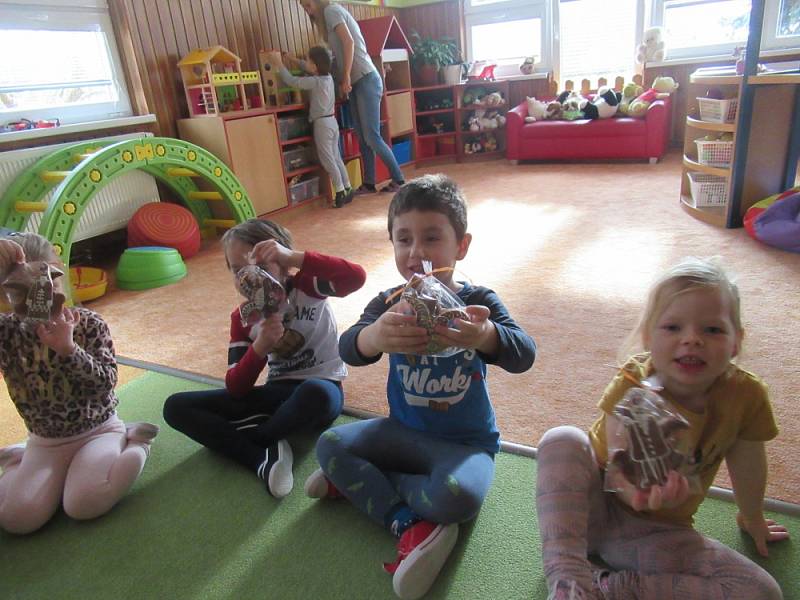 Mikuláš, čert a anděl navštívili třídu Sluníček, Koťat i Berušek a Broučků v Kladrubech na Tachovsku.