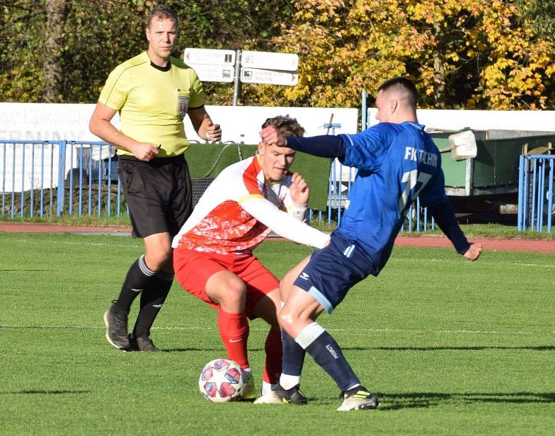 Fotbalisté FK Tachov (na snímku fotbalisté v modrých dresech).