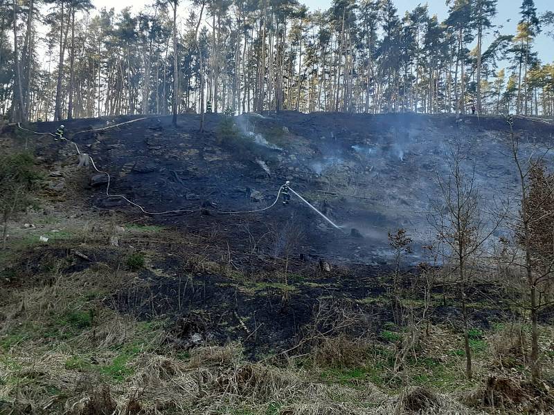Mezi Blahousty a Trpísty hořelo tři čtvrtě hektaru lesa.