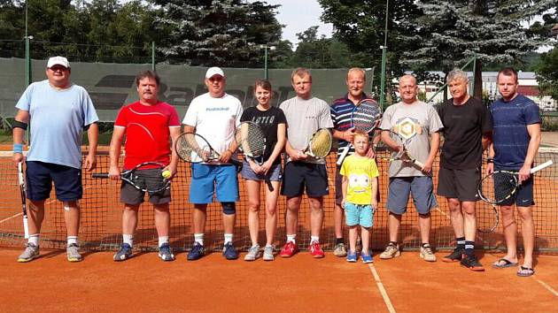 Účastníci prvního ročníku tenisového turnaje CHABR Cup. Zleva: Ditrych, Frouz, Braun, Braunová, Boček, Kunžwart, Šimák, Filo, Chada.