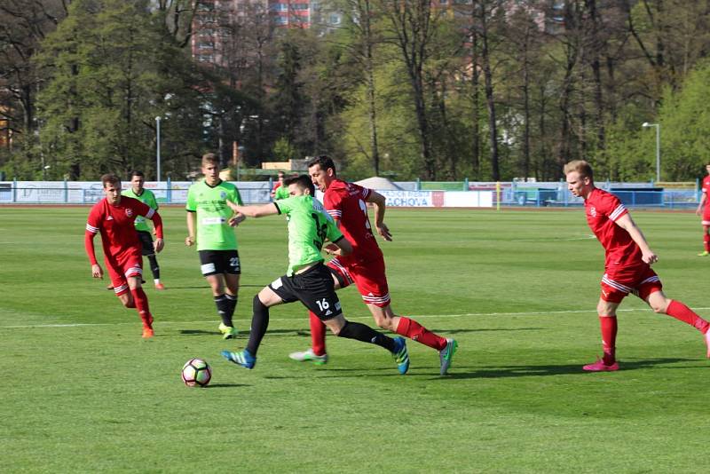 V utkání třetí fotbalové ligy mezi FK Tachov (v červeném) a Slavojem Vyšehrad byli lepší domácí, kteří zvítězili 4:2.