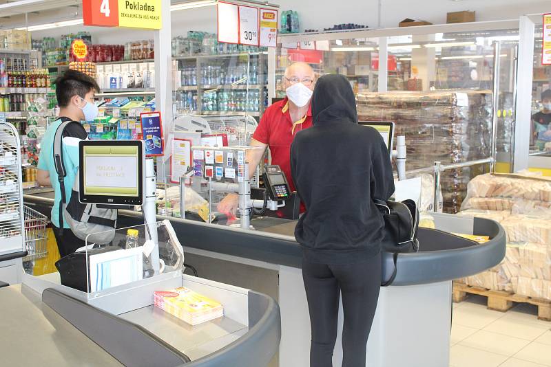 Vedoucí supermarketu: Mezi zákazníky máme i miláčky, kteří nám napekli buchty a koblížky. Foto: 20x Deník/Jiří Kohout, 4x Jiřina Štádlerová