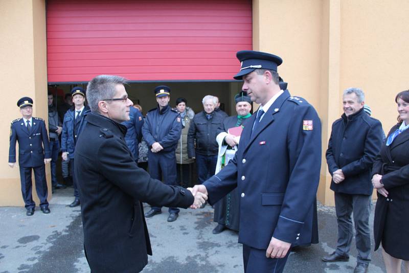 Borští hasiči dostali před půldruhým rokem nové vozidlo, letos by měla začít rekonstrukce zbrojnice.