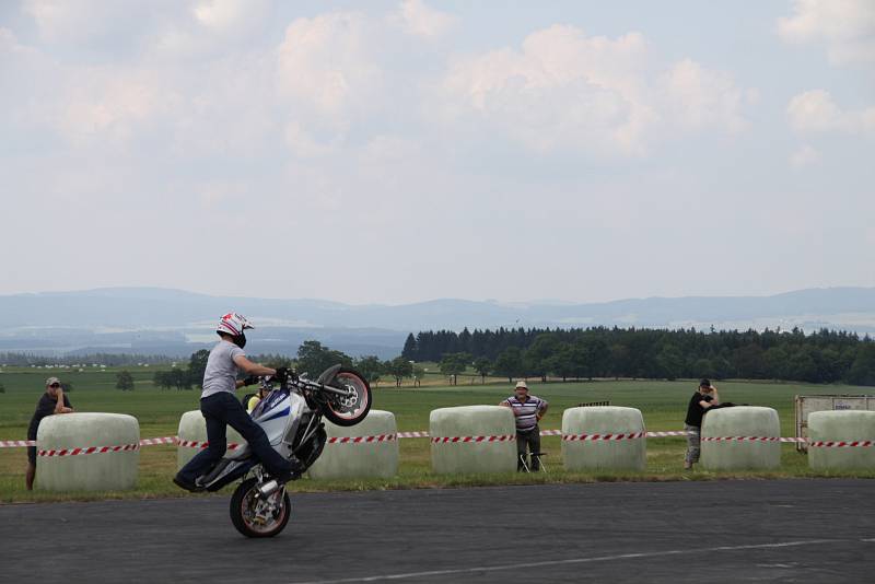 Z Auto moto párty na letišti Kříženec.