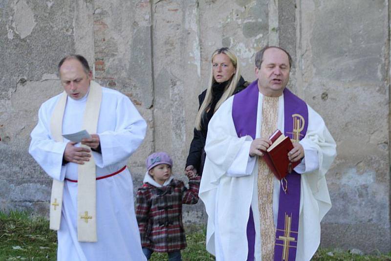 V Bernarticích byl v sobotu u příležitosti posvícení odhalen Kříž smíření autora Petra Kasala. Je vyroben ze dvou symbolických stromů – německého dubu a české lípy. 