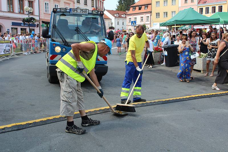 Sobotní odpolední kostýmovaný průvod.