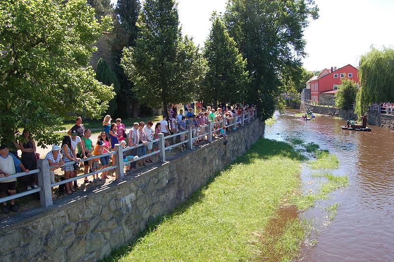 Netradiční plavidla na Mži. Celkem diváci mohli obdivovat deset odvážlivců.