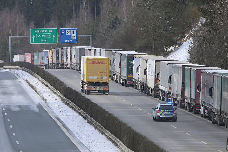 Kolony kamionů na dálnici D5. Fotografie těsně před bývalým dálničním hraničním přechodem Rozvadov.
