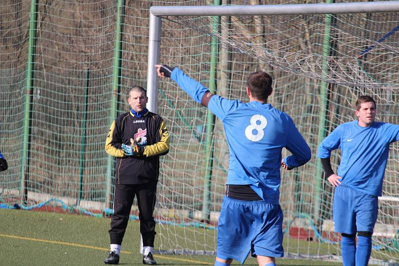 Dynamo Studánka (v modrém) - Baník Stříbro (v bílém) 0:2.