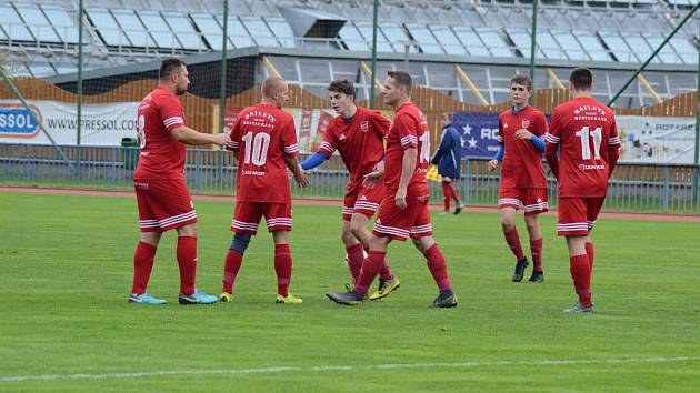 Radost z devíti branek v síti soupeře není na fotbalových trávnících příliš častým jevem. Pro tachovské fotbalisty, kterým se to povedlo v sobotu v Bezdružicích, se však gólová demolice soupeřů stala s příchodem kanonýra Lukáše Čížka a zkušeného trenéra J