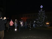 STRÁŽ rozsvítila vánoční strom už v pátek, zazpívat vánoční písně přijela i Anička Gálisová.