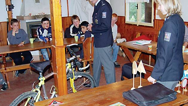 S dětmi včera besedovali Václav Blahník a Jindřiška Cholenská z tachovského policejního ředitelství.