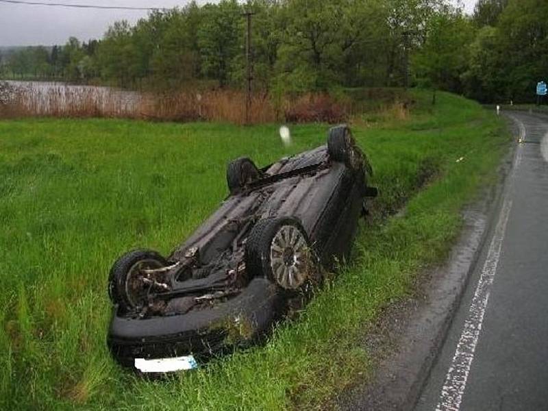 Mladík nezvládl na mokru svůj vůz Audi A4, dostal smyk a převrátil vůz na střechu. 