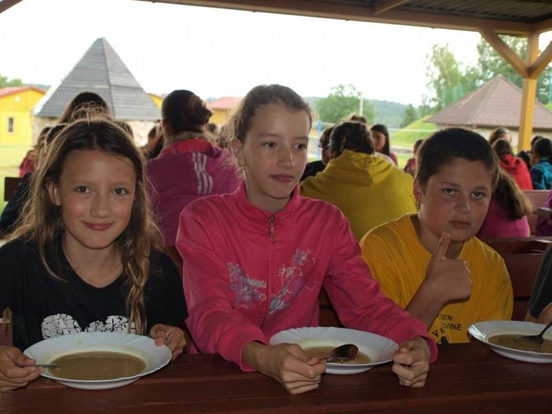 Tábor redakce Deníku navštívila v pátek dopoledne. K obědu byla hrachová polévka a čevabčii s bramborem a tatarskou omáčkou. Brabenčata se k obědu seběhla neuvěřitelně rychle.