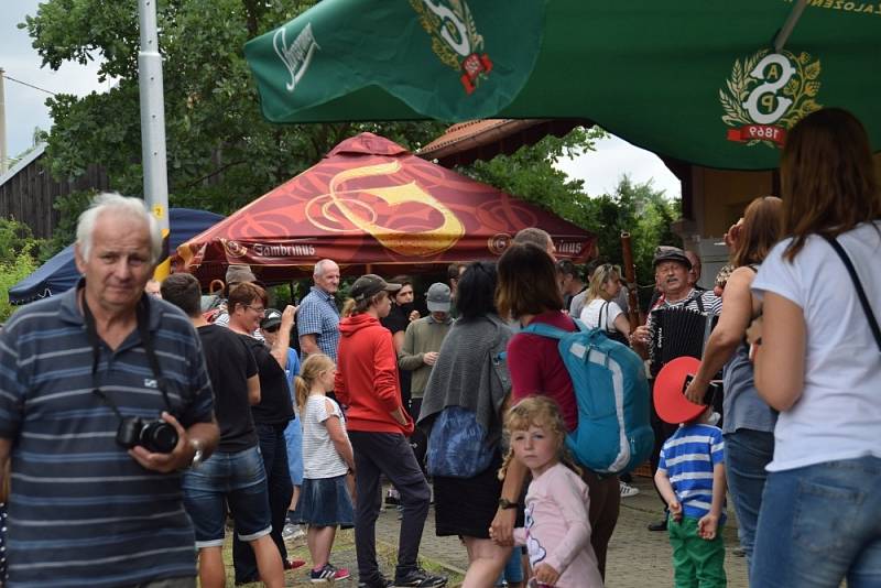 Jednou ze zastávek starodávného vláčku taženého parní lokomotivou v rámci oslav 120. výročí od zahájení provozu na trati Pňovany - Bezdružice byla i Cebiv.