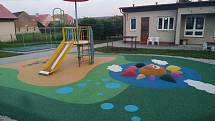 Nové dětské hřiště v areálu školky.