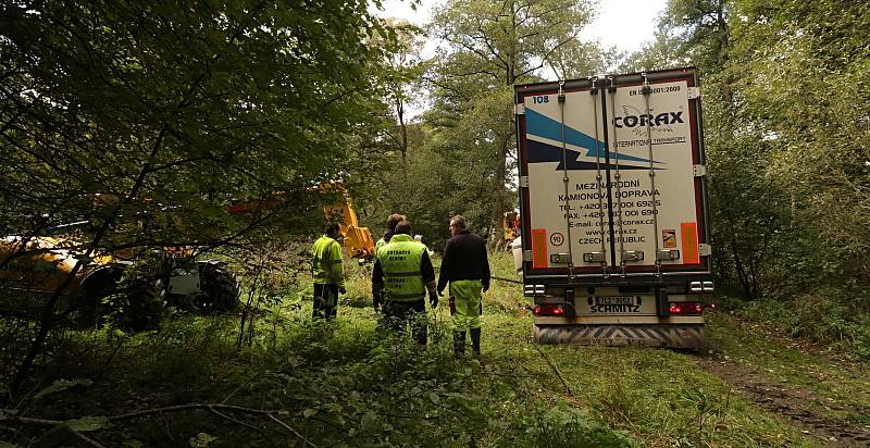 Z vyprošťování kamionu z mostu přes Mži i osady Ústí na Tachovsku.