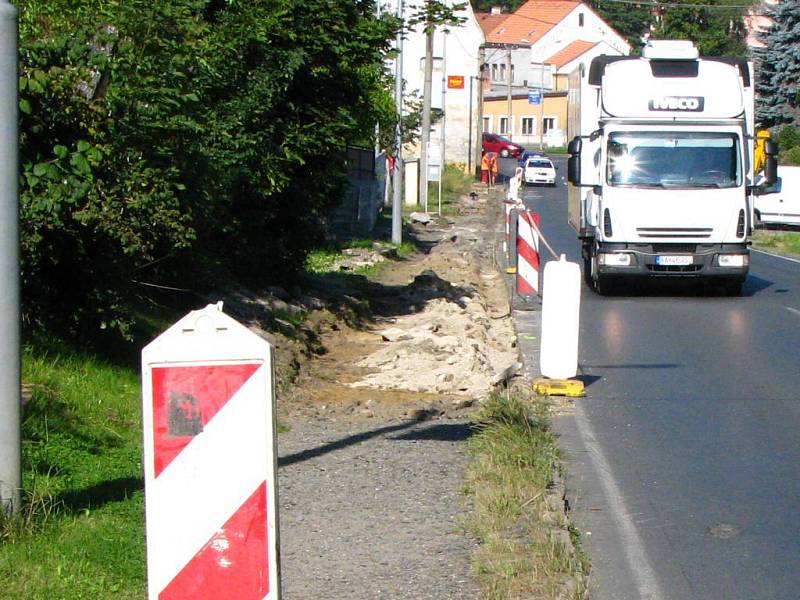 Pěší v Plzeňské ulici se už nebudou muset tísnit na úzkém, škvárovém chodníku