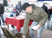 V PODÁVÁNÍ novoroční gulášové polévky se iniciátoři akce na tachovském náměstí střídali. Na snímku zákazníky obsluhuje Radek Móži.
