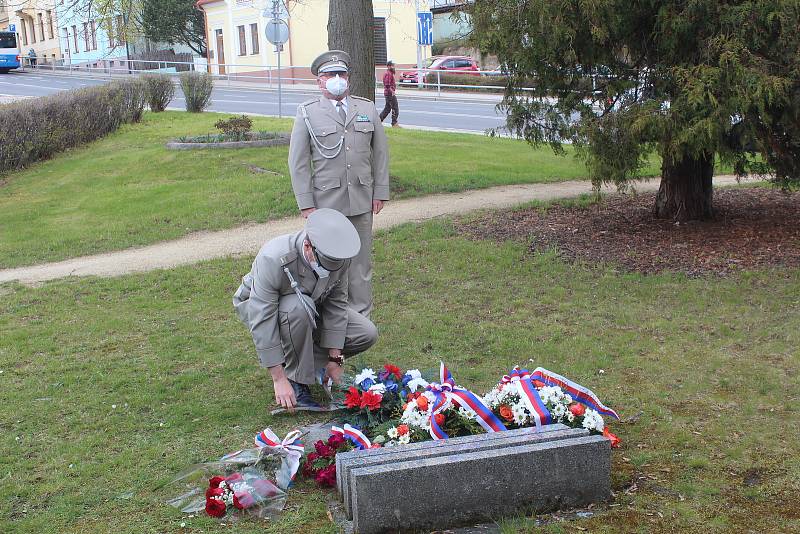 Zástupci města a armády položili v pondělí odpoledne květiny k památníku americké armádě v Tachově.