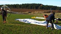 Paragliding je letecký sport. Provozují ho i na letišti v Erpužicích nedaleko Stříbra.