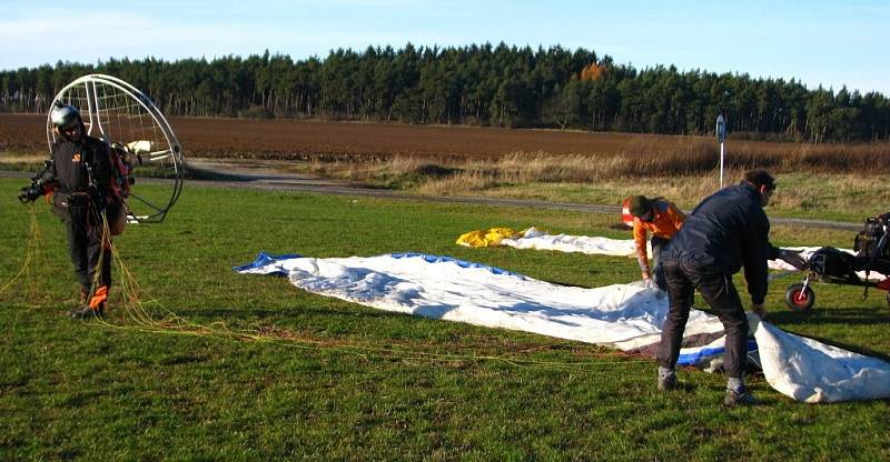 Paragliding je letecký sport. Provozují ho i na letišti v Erpužicích nedaleko Stříbra.