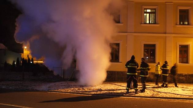 Kvůli požáru museli lidé opustit své byty. Pár desítek minut strávili na mrazu.