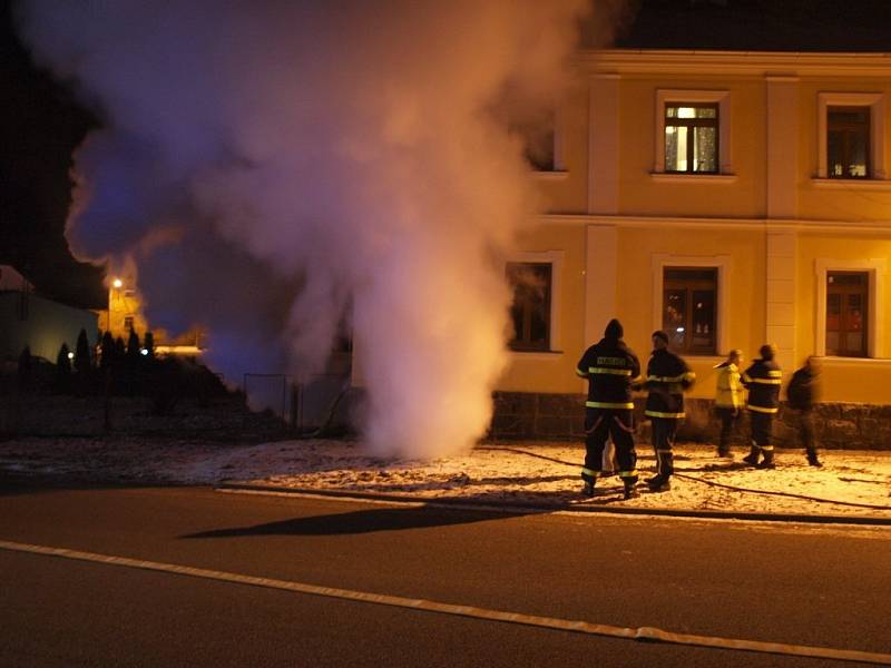 Kvůli požáru museli lidé opustit své byty. Pár desítek minut strávili na mrazu.