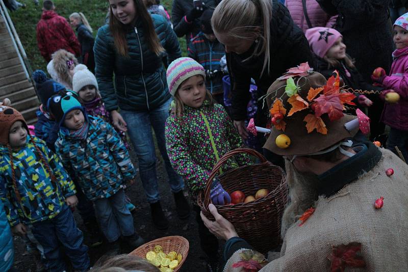 Podzimní akci pro rodiče i děti, která se stala už tradicí, uspořádali ve čtvrtek v mateřince Prokopa Velikého v Tachově.