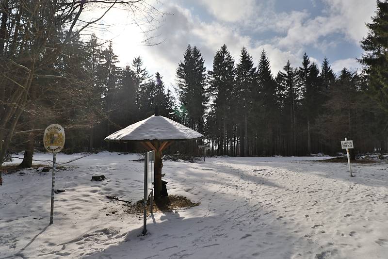 Předjaří v Českém lese: na vrcholcích sníh a turistické cíle bez lidí.