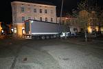 Rozhodně pohodové pondělí neměl zahraniční řidič kamionu, který vjel na stříbrské náměstí, kde poškodil lampu a při výjezdu města pak ještě závoru.