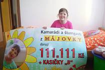 Šipkaři a štamgasti ze sportbaru Májovka předali rodině Sýkorových dar na podporu postižené dcery.