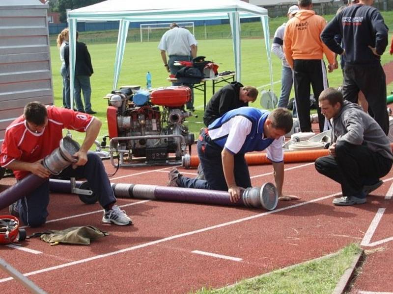 Profesionální hasiči Plzeňského kraje se utkali v krajském kole v požárním sportu. 