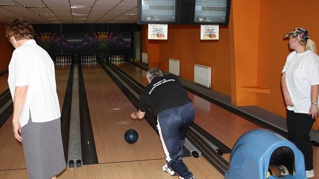 NA TACHOVSKÉ bowlingové dráze bylo v pátek odpoledne živo. Setkali se zde tělesně postižení z Čech a Německa. 