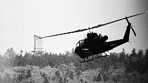 Dnes už historická fotka, představující americkou helikoptéru Cobra tzv. Redcatchers, čili „Lovců rudých“, přilétající z nepřátelské strany k hlásce na Havranu.