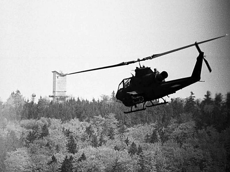 Dnes už historická fotka, představující americkou helikoptéru Cobra tzv. Redcatchers, čili „Lovců rudých“, přilétající z nepřátelské strany k hlásce na Havranu.